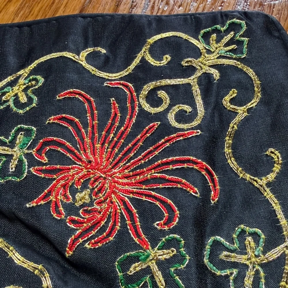 Traditional Chinese needlework pillow sham. Zip close.  Good vintage condition.